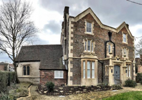 A spacious 1 bedroom in an historic building